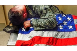 Szívszorító: öleléssel búcsúzott K-9-es kutyájától az amerikai katona