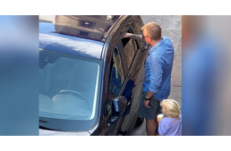A nap hőse: Kimi Räikkönen vízzel segített egy autóba zárt kutyán