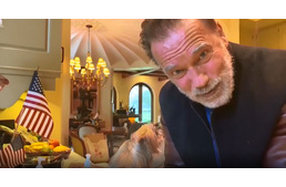 Schwarzenegger és kiskutyája is a helyes kézmosásra és az otthonmaradásra buzdít!